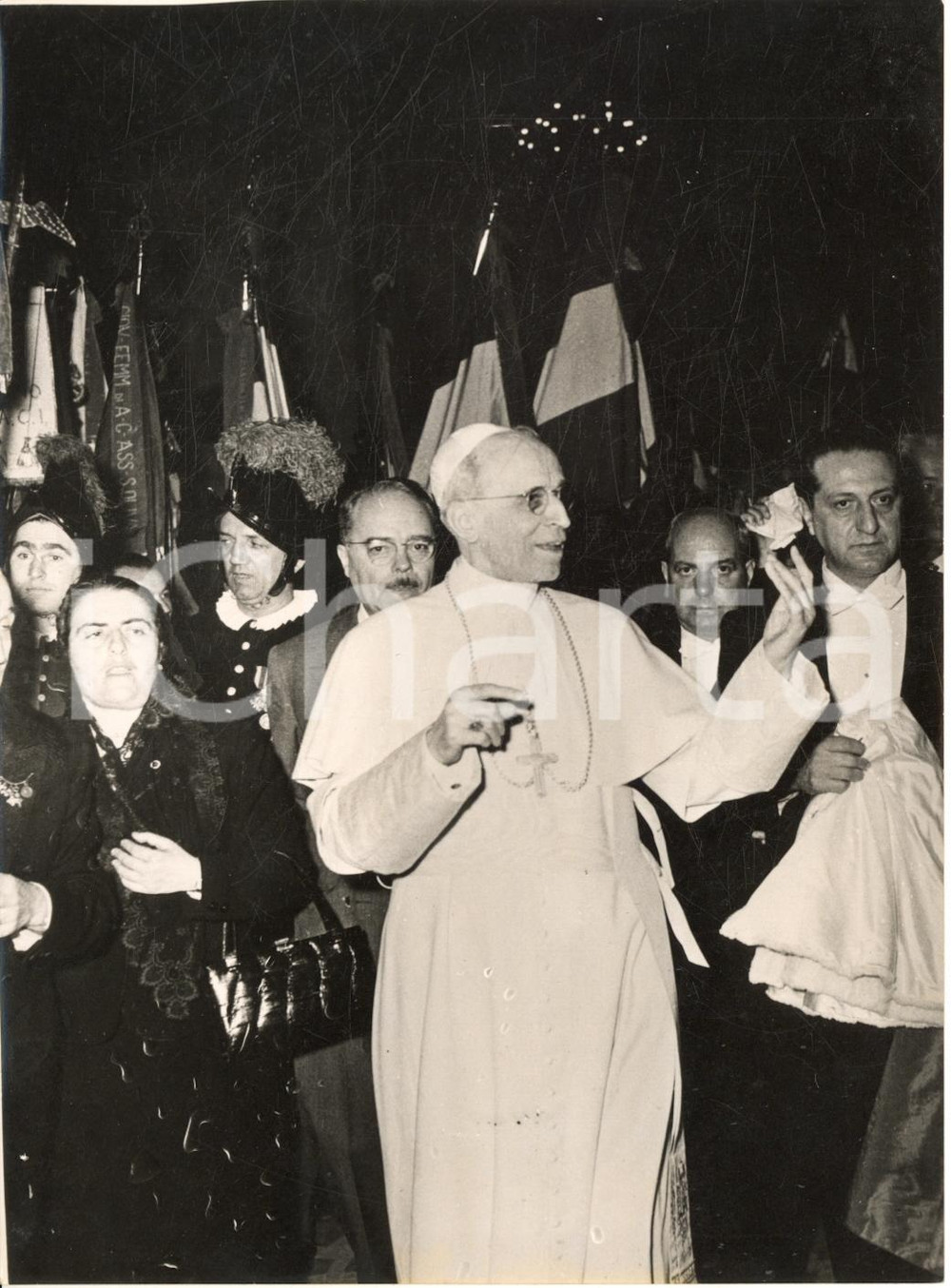 1955 ROMA Papa Pio XII riceve i giovani di Azione Cattolica durante il raduno