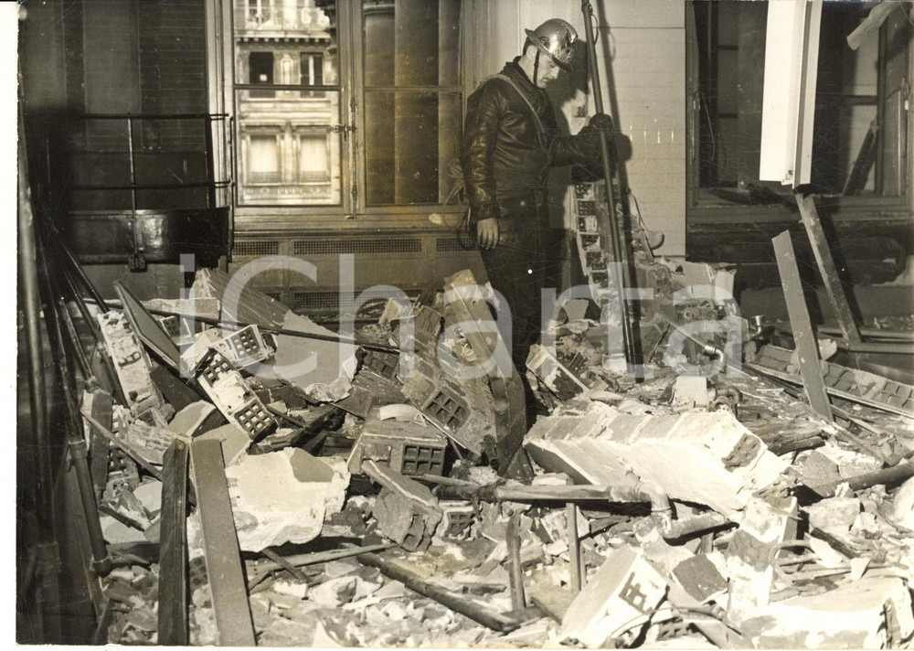 1961 BOURSE DE PARIS Attentat au plastic - Pompier au milieu des débris *Photo