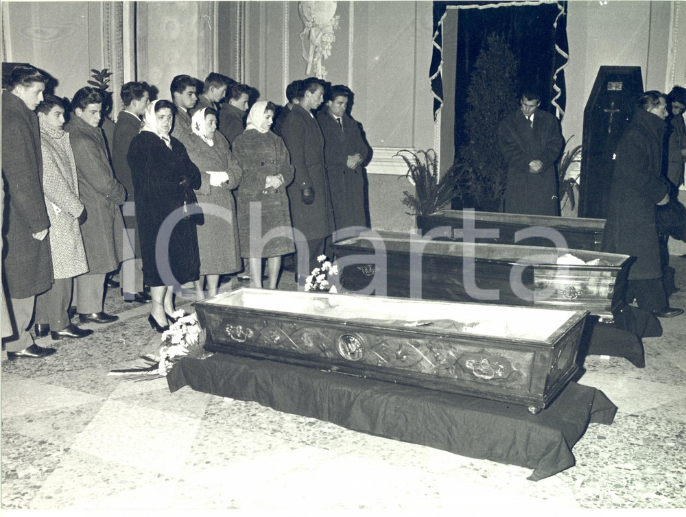 1960 MONZA Villa Reale - Camera ardente per vittime deragliamento treno *Foto