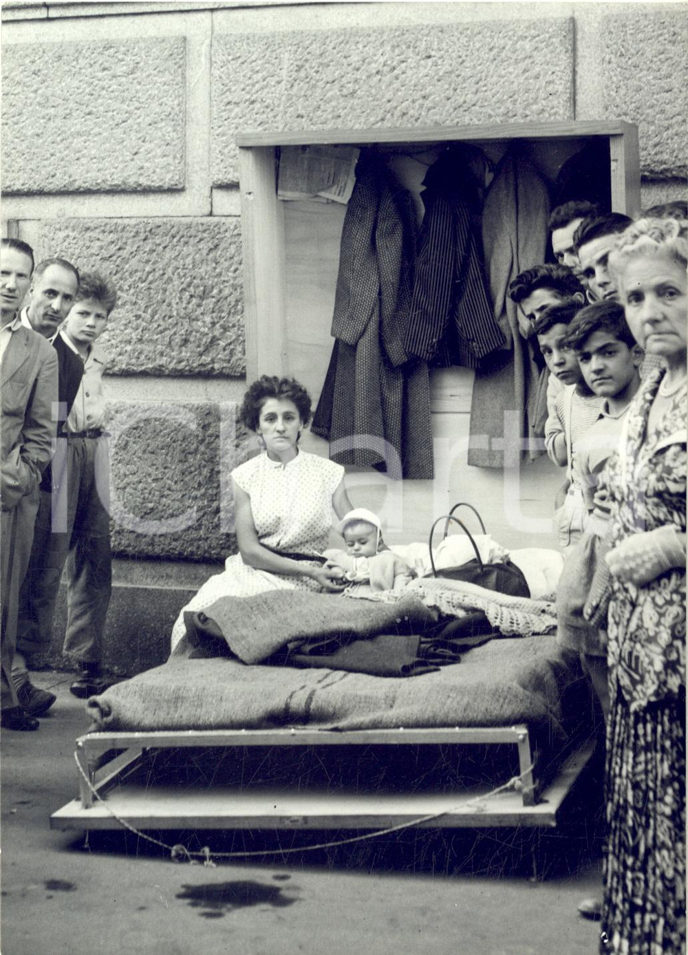 1953 MILANO Via Larga - Donna sfrattata protesta davanti al Municipio ^Foto Fotografia d'epoca con didascalia coeva al verso.CONDIZIONI: FAIR (difetti di stampa, increspature al lato destro e lievi sovraimpressioni circolari)FORMATO: 13x18 cm      originale e autentica 1