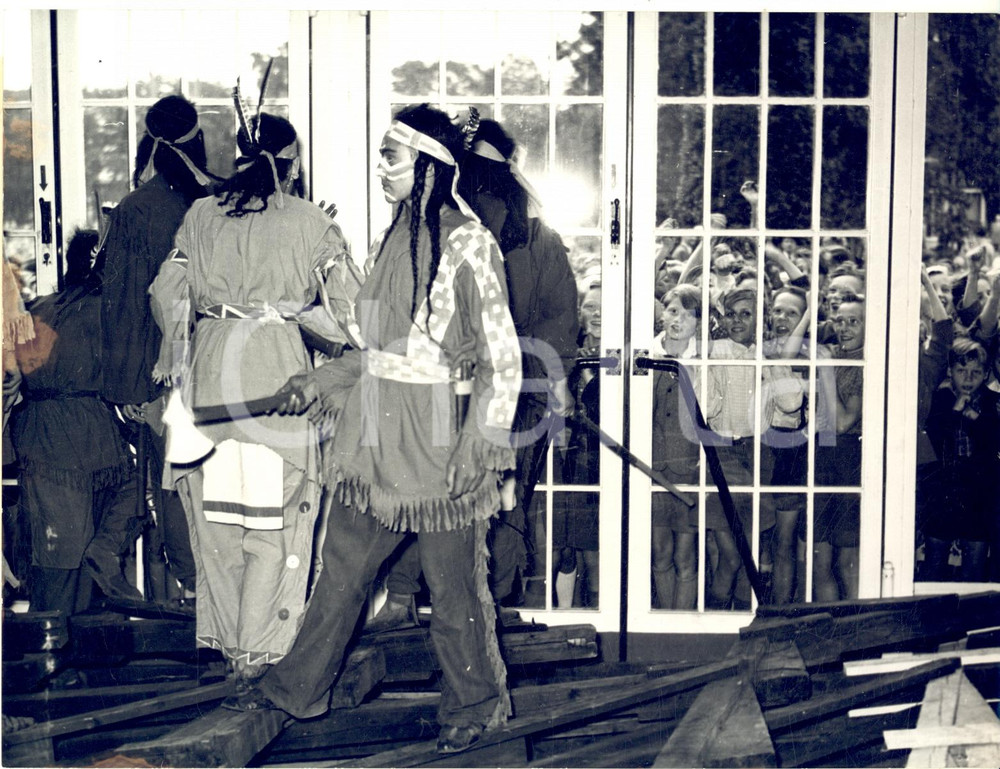 1953 HAMBURG Planten un Blomen park - 5000 children fighting "Indian" tribe