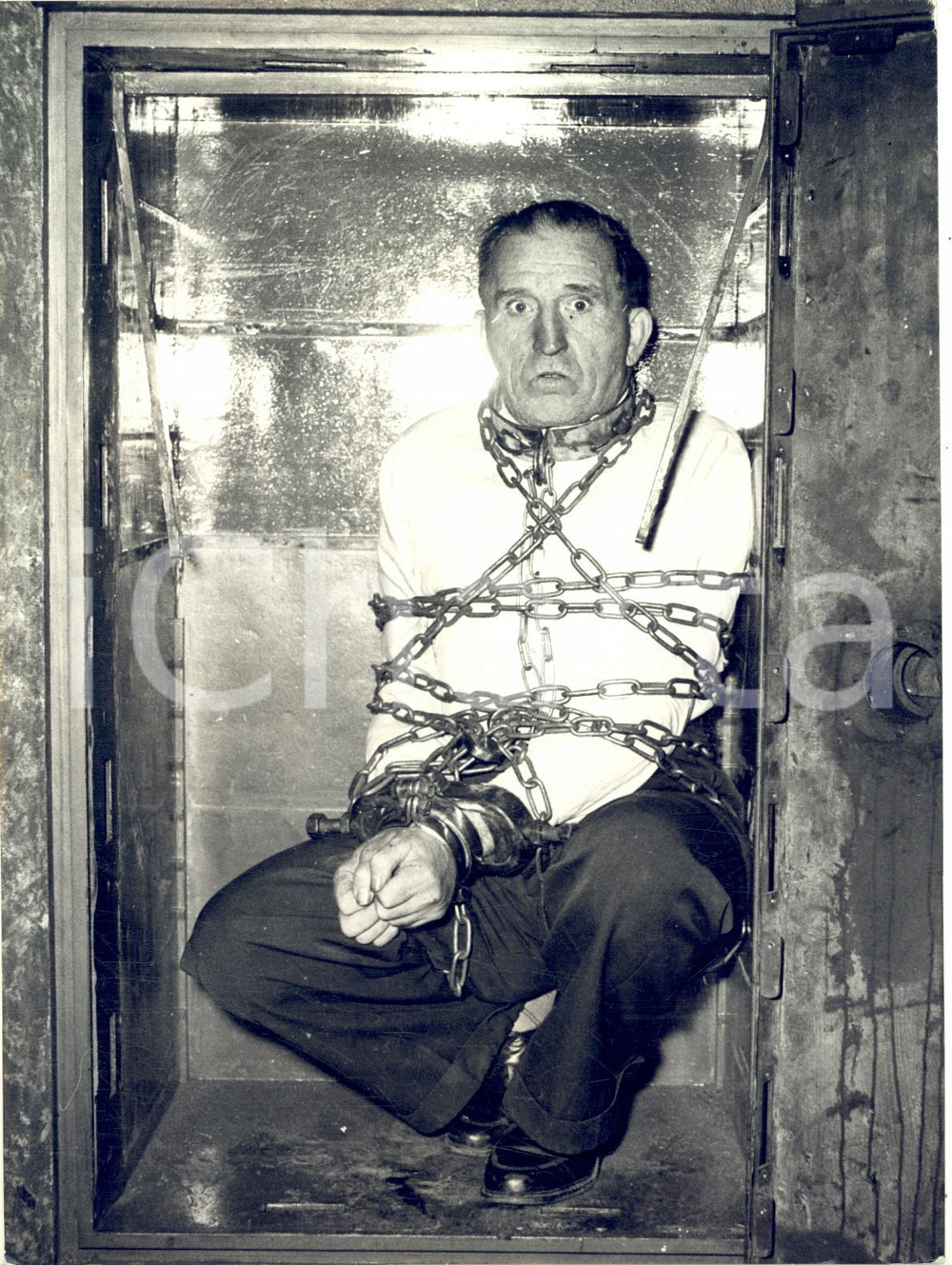 1953 LONDON Unchaining virtuoso DON ALFONSO shows his number *Photo 15x20
