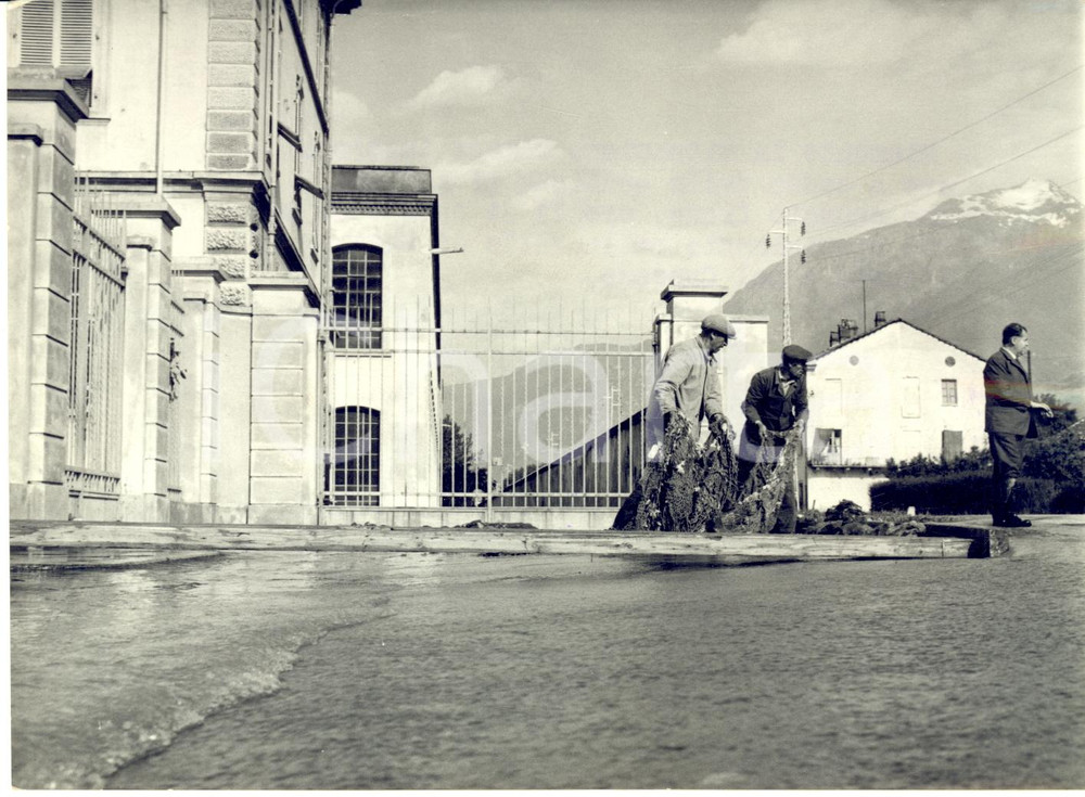 1957 ALLUVIONE in PIEMONTE Operai cercano di deviare il flusso delle acque *Foto