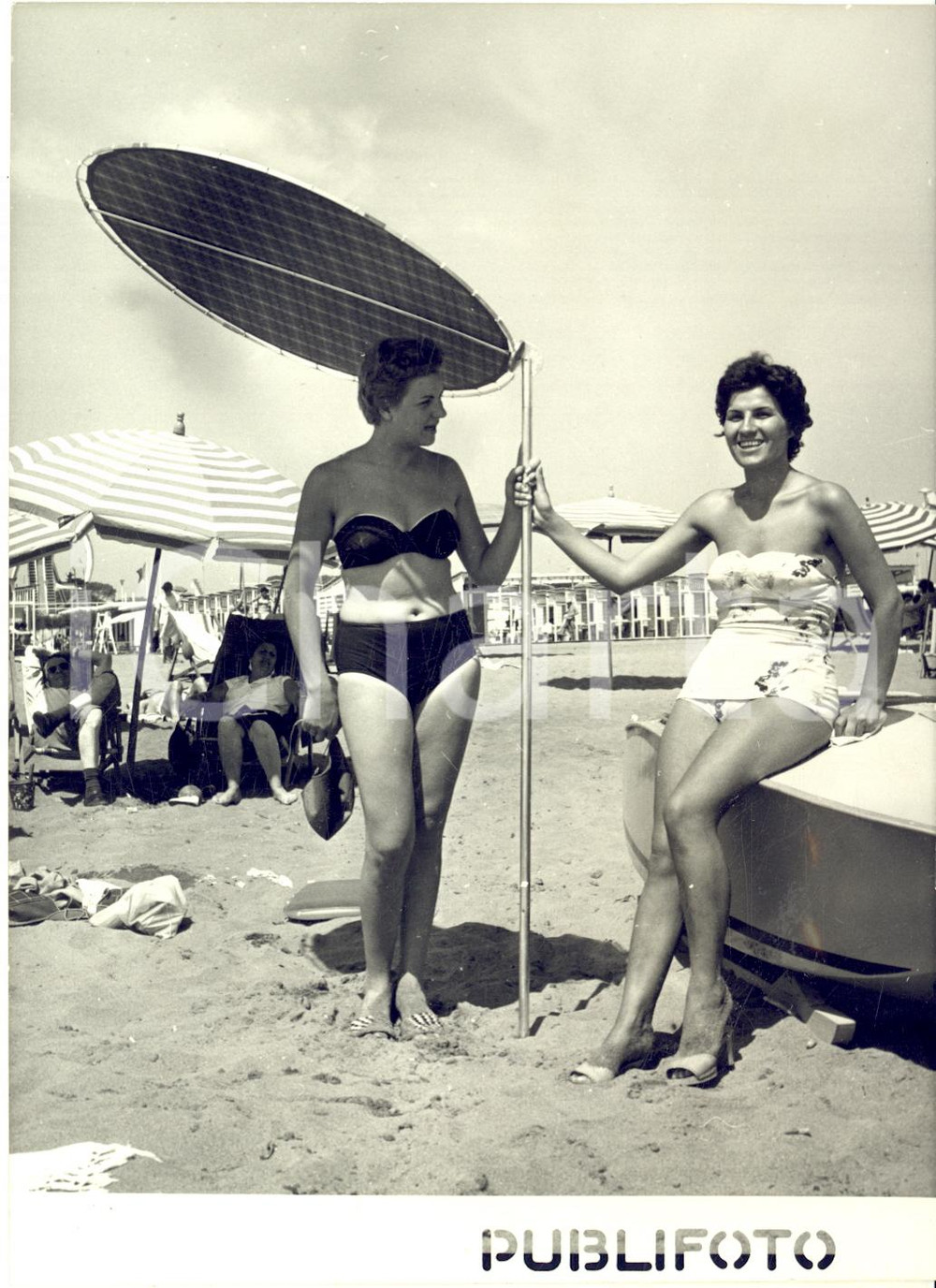 1954 LIDO DI OSTIA Nuovo parasole FOGLIA richiudibile *Foto 13x18 cm (2)