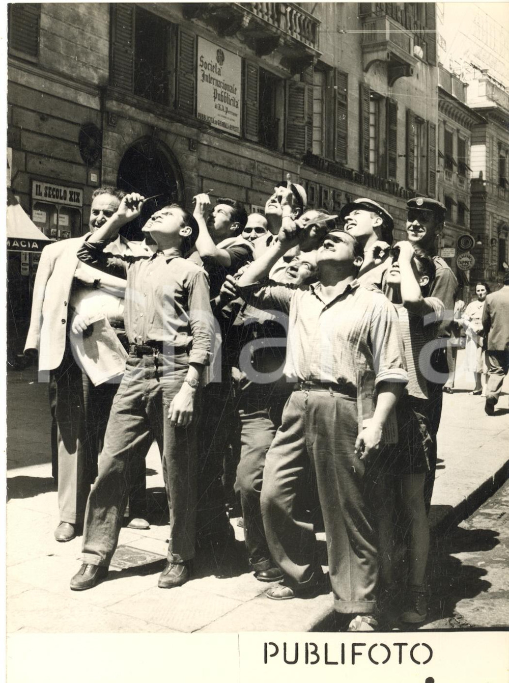 1954 GENOVA Piazza De Ferrari - Cittadini durante l'eclissi di sole *Foto 18x13