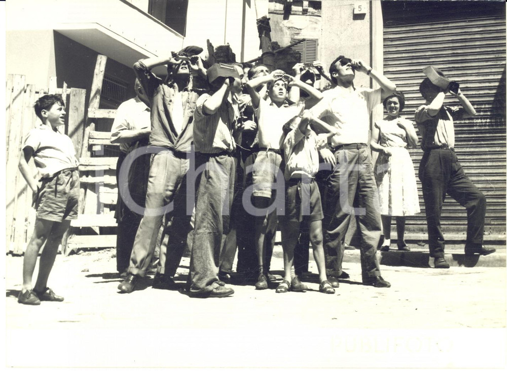 1954 GENOVA Cittadini osservano l'eclissi di sole attraverso lenti da saldatore
