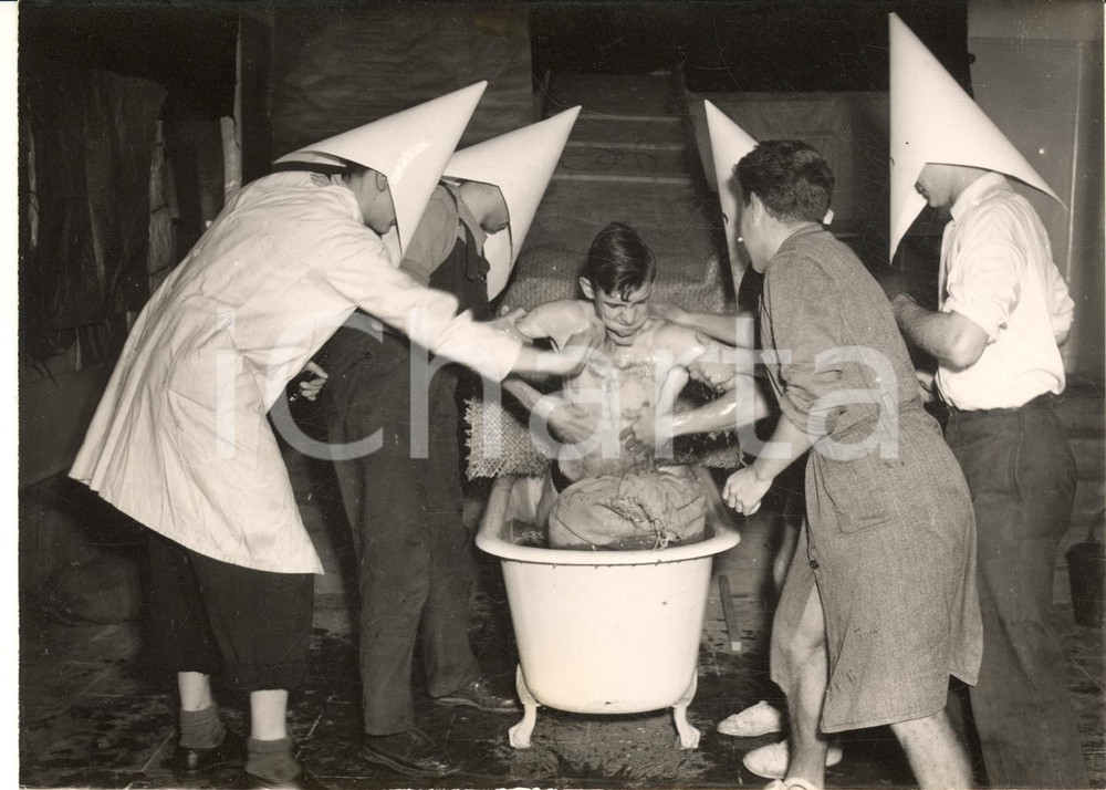 1953 PARIS École Supérieure d'Electricité - Élève dans un bain d'eau teintée