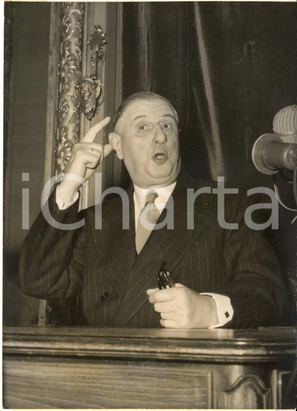 1955 PARIS Hotel Continental - Général DE GAULLE en conférence de presse *Photo