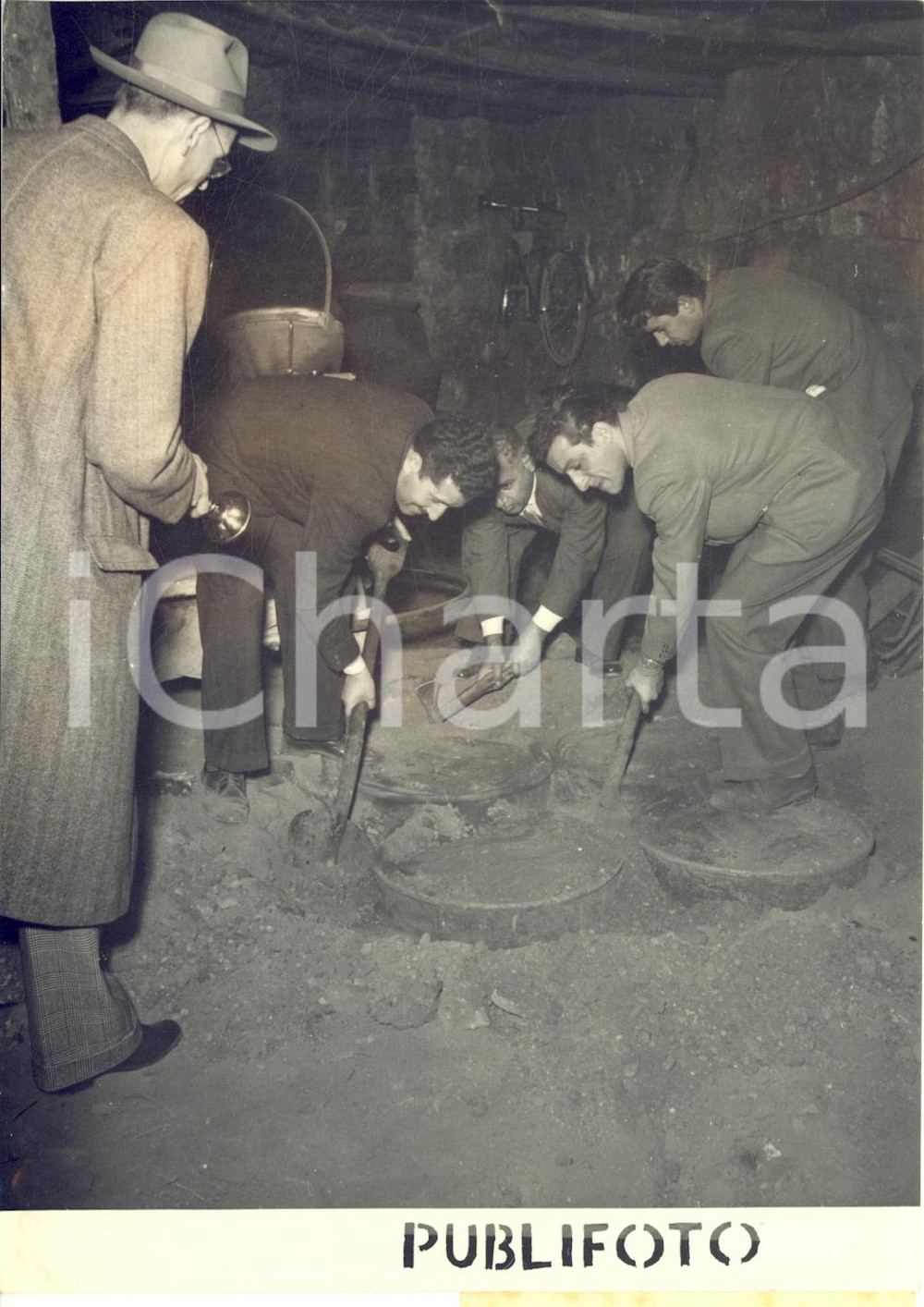 1955 ca PALERMO Guardia di Finanza scopre fusti di petrolio di contrabbando *Foto