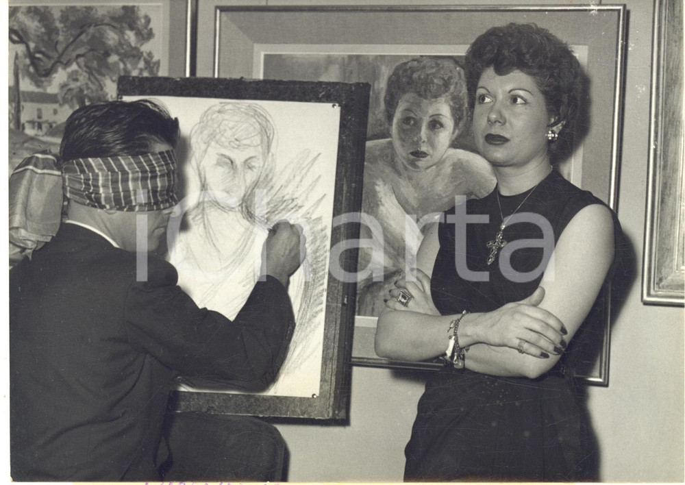 1954 PARIS Denis OLIVIER fait le portrait de Jacqueline FRANÇOIS bandé *Photo