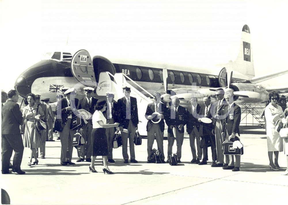 1960 NAPOLI Olimpiadi Vela - Arrivo squadra inglese all'aeroporto - Foto 18x13 cm