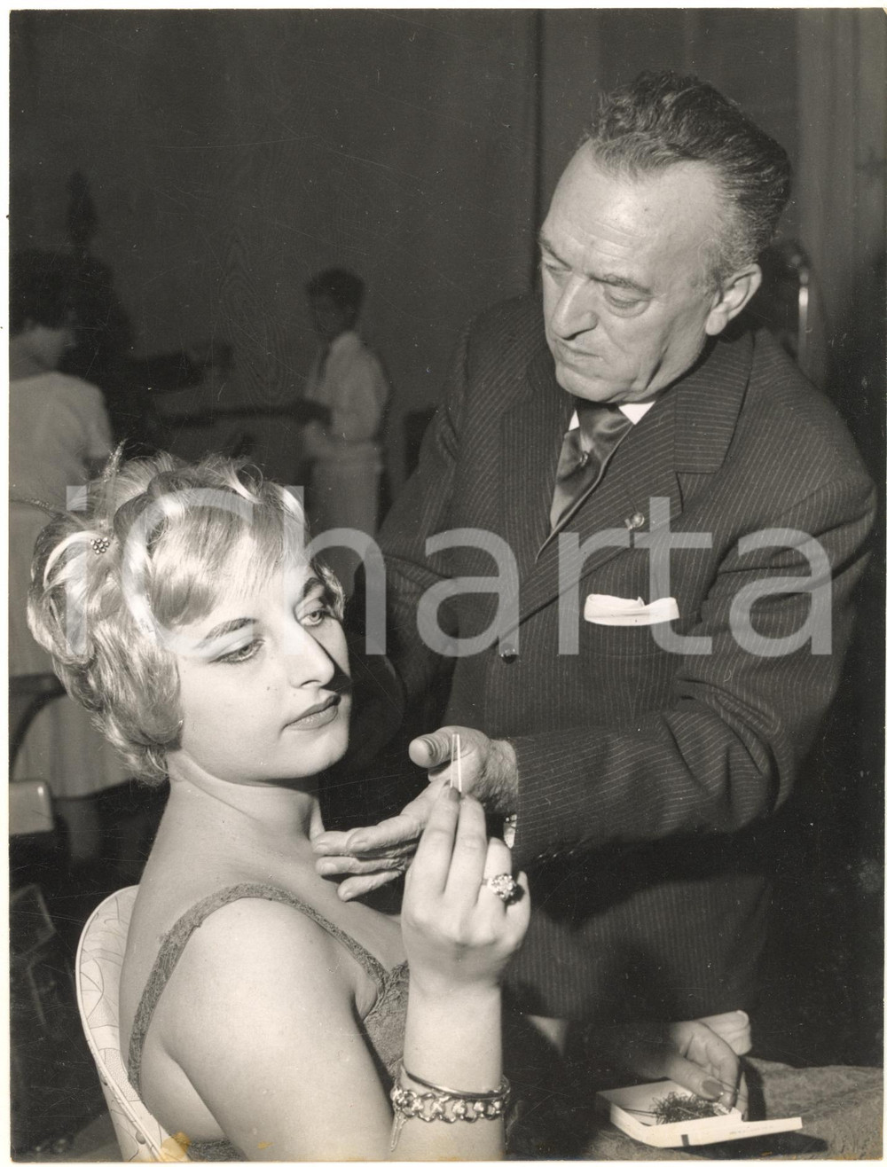 1960 ca ITALIA MODA CAPELLI Parrucchiere Rino SANTORE controlla una modella