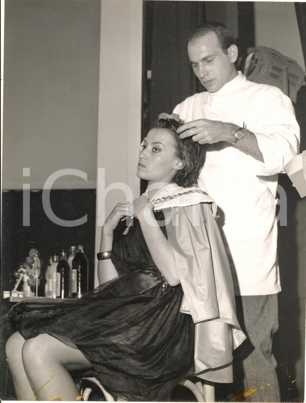 1960 ca ITALIA MODA CAPELLI Parrucchiere Federico FERRI al lavoro *Foto 18x24