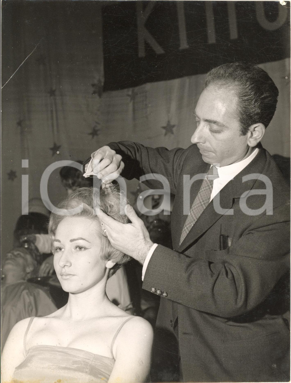 1960 ca ITALIA MODA CAPELLI Parrucchiere Esposto PITTABURG al lavoro *Foto 18x24