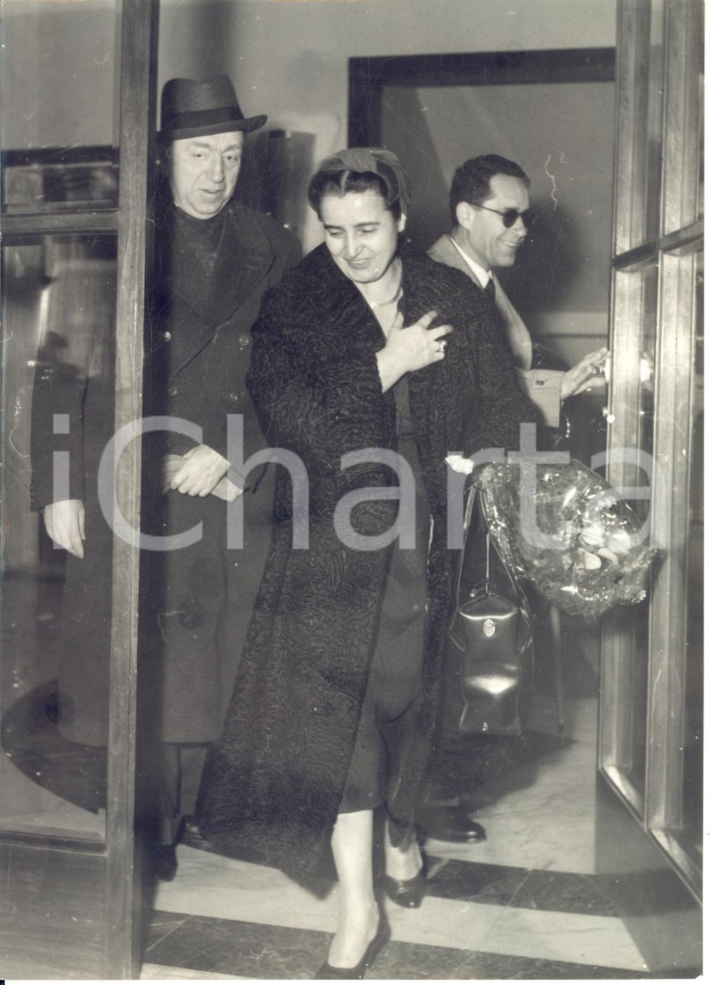 1956 GENOVA Ministro Ezio VANONI esce dalla clinica VILLA MONTALLEGRO *Foto