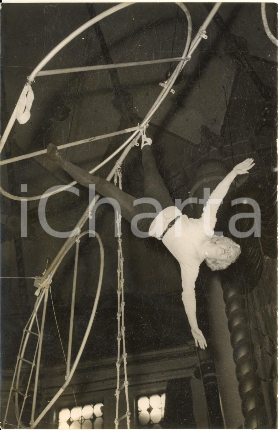 1957 PARIS Cirque d'Hiver - Suzy CARRIER dans son numéro de trapèze aérien *Photo