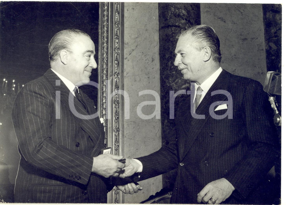 1959 MILANO Circolo della Stampa - Domenico AGUSTA riceve medaglia d'oro *Foto