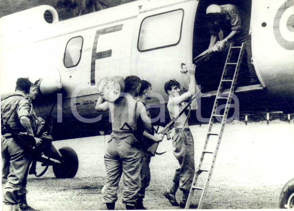 1964 CONFRONTO INDONESIA-MALESIA Soldati inglesi caricano materiali su elicottero
