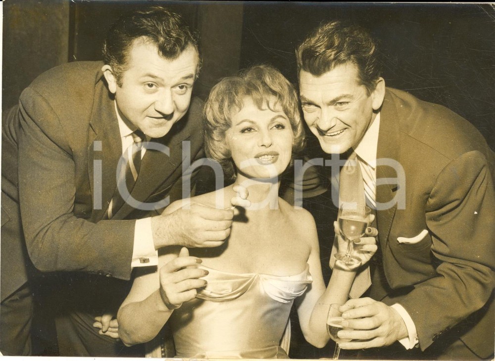 1959 PARIS CINEMA Brindisi tra Jean RICHARD Madeleine LEBEAU Jean MARAIS