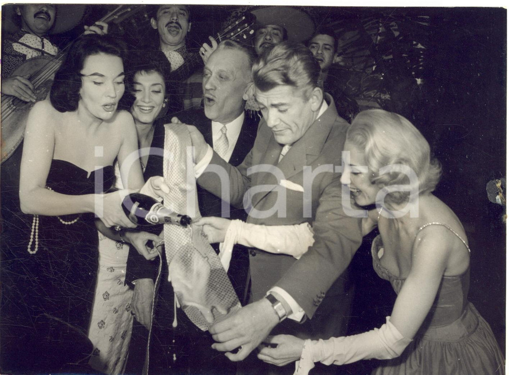 1957 PARIS Jean MARAIS et Ludmilla TCHERINA baptisent la cravate PAMPLEMOUSSE