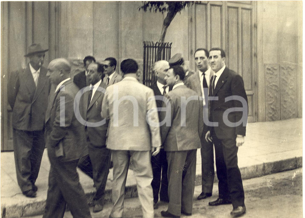 1955 ca PALERMO Rapina in via Torrearsa - Agenti di polizia al lavoro *Foto