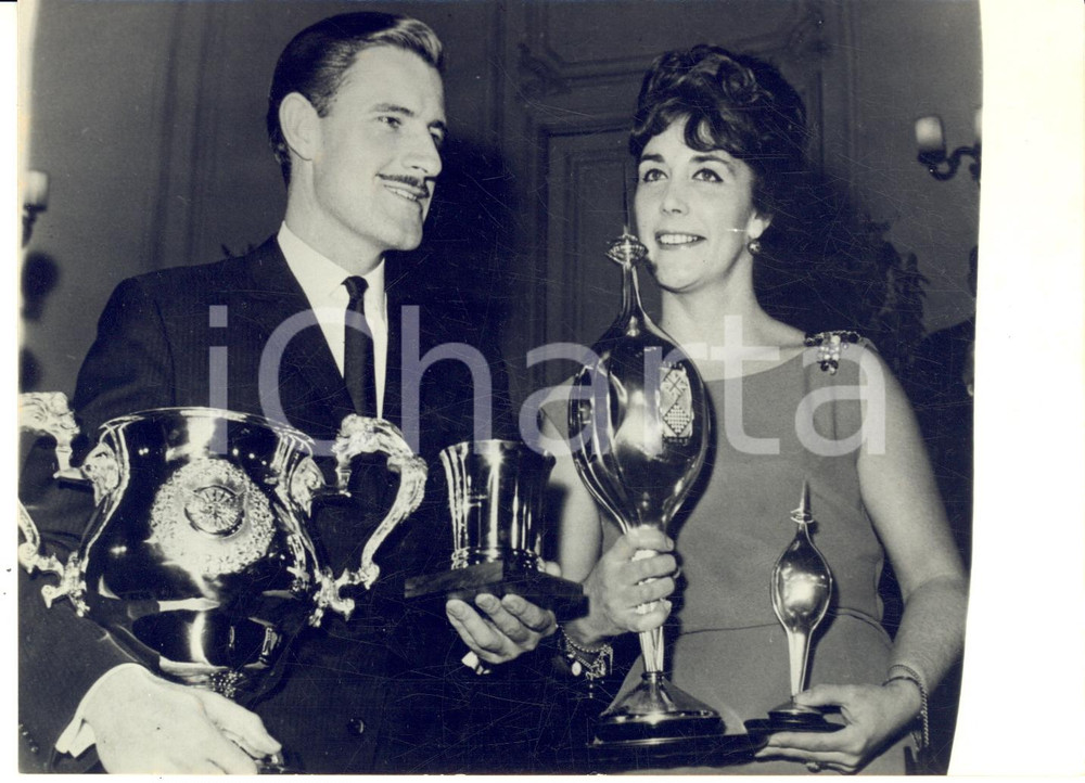 1963 LONDON Royal Automobile Club - Graham HILL riceve tre trofei *Foto 18x13