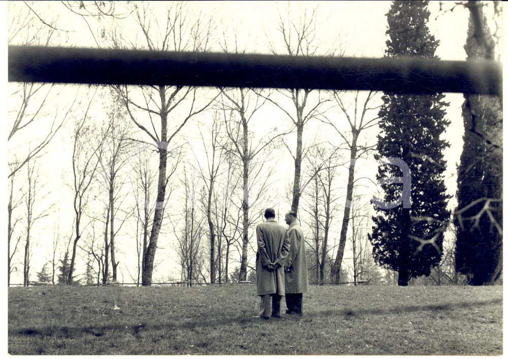 1957 CADENABBIA Konrad ADENAUER passeggia nel parco di Villa Rosa *Foto 18x13