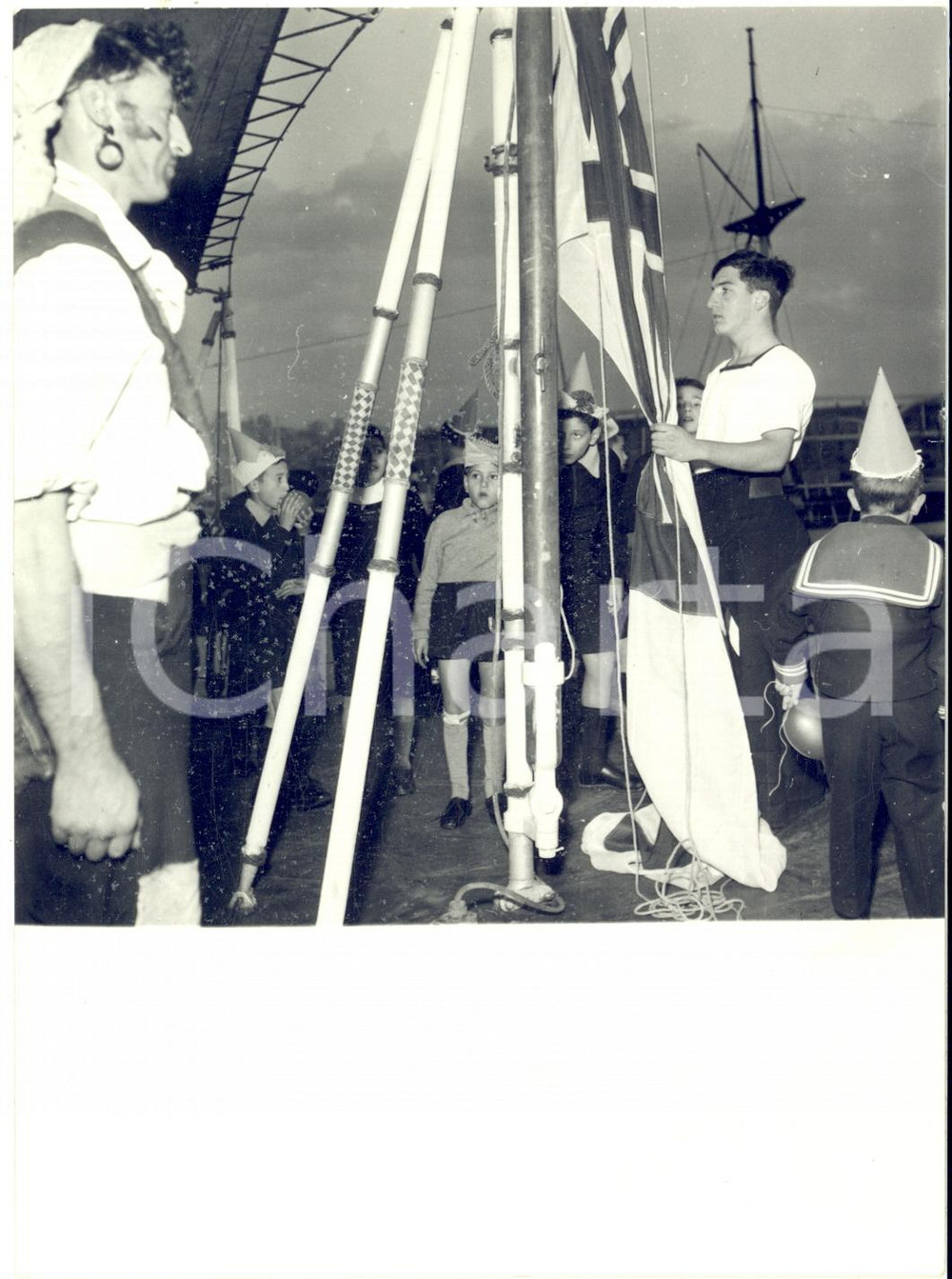 1953 (?) GENOVA Nave DUCHESS - Bambini orfani tra i marinai ROYAL NAVY mascherati