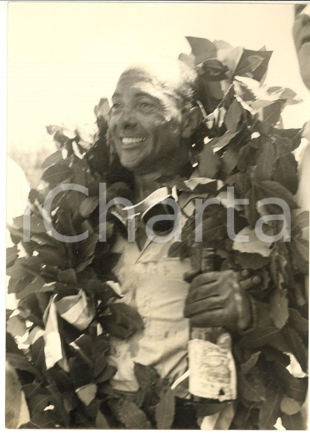 1956 AUTOMOBILISMO GRAN PREMIO DI PESCARA Robert MANZON festeggia la vittoria