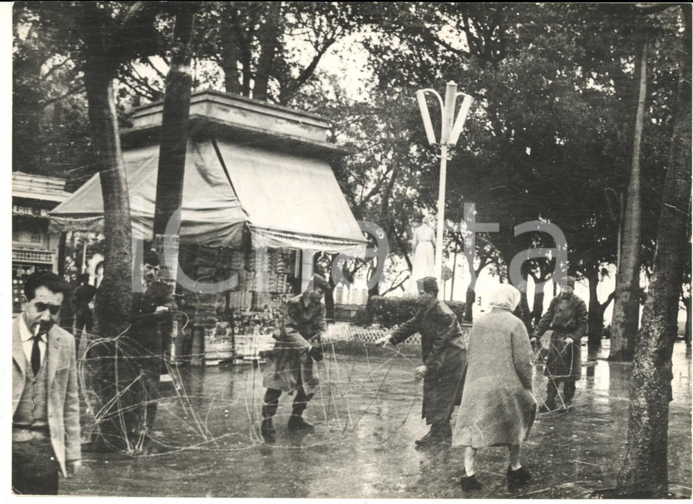 1962 ALGERI Soldati installano fino spinato contro i terroristi OAS *Foto 18x13