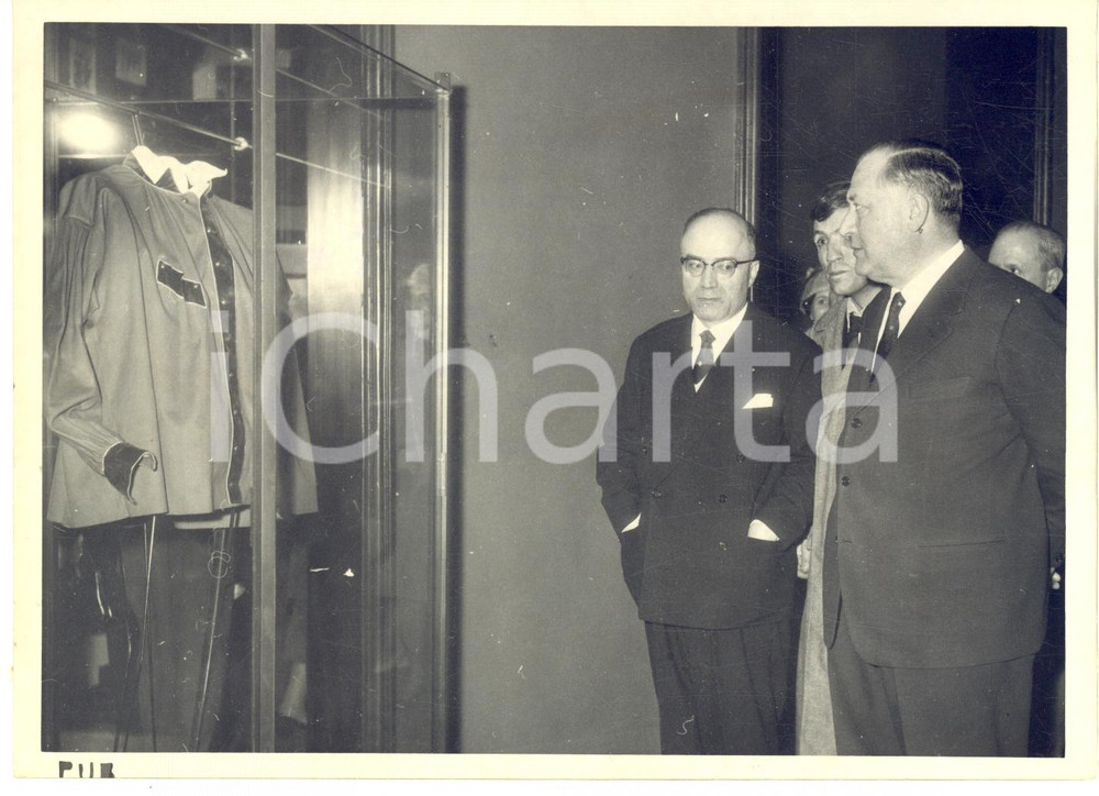1960 GENOVA Casa di Mazzini - Prefetto Luigi PIANESE osserva camicia di Garibaldi