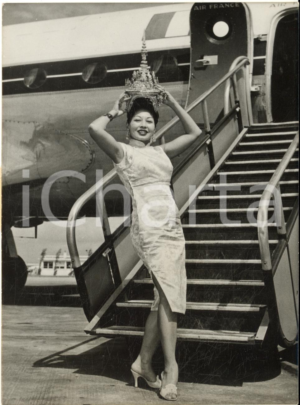1957 PARIS ORLY Principessa MING CHU parte con copricapo in oro *Foto 12x16