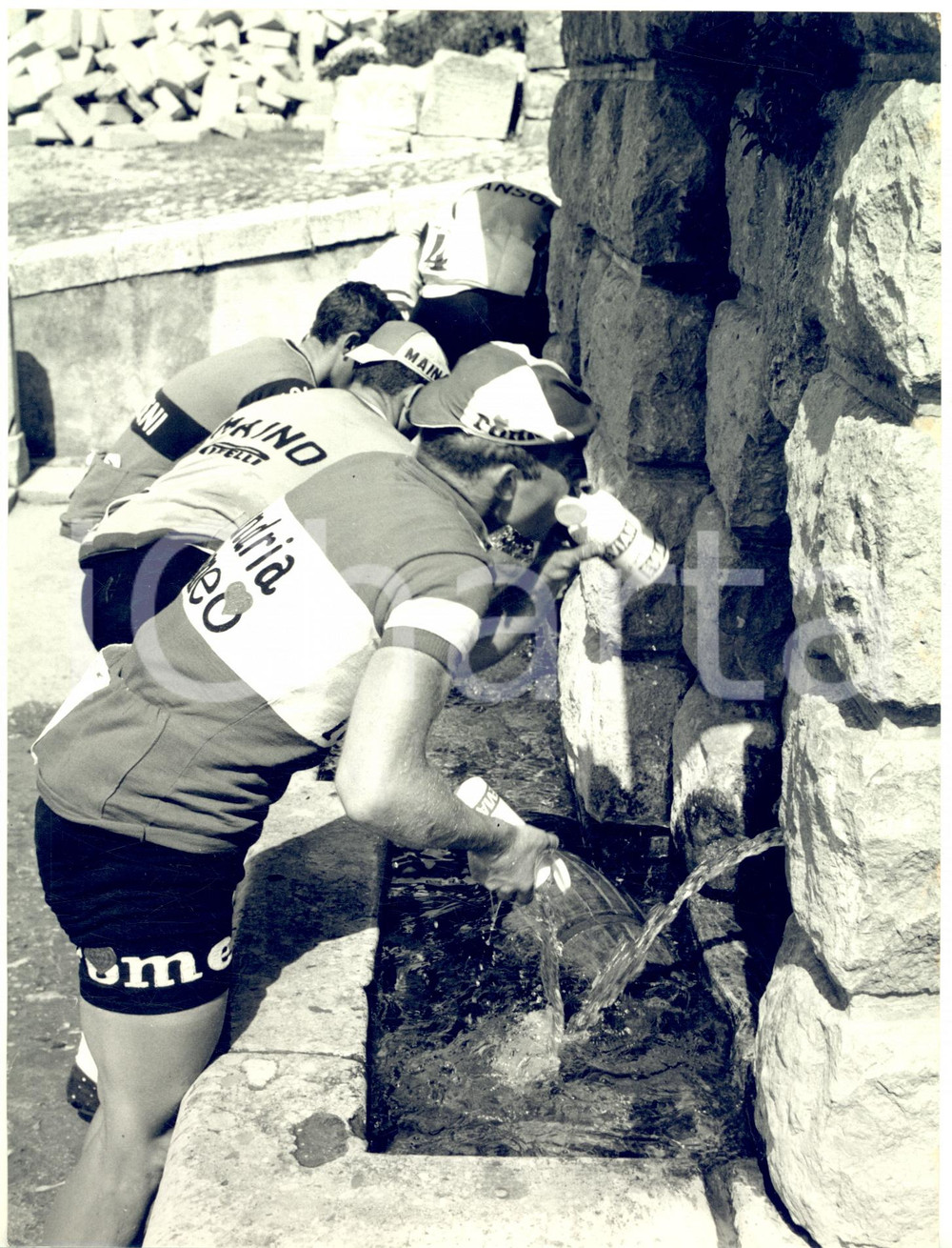 1965 GIRO D'ITALIA Tappa BENEVENTO-AVELLINO - Corridori a una fontana *Foto 18x24