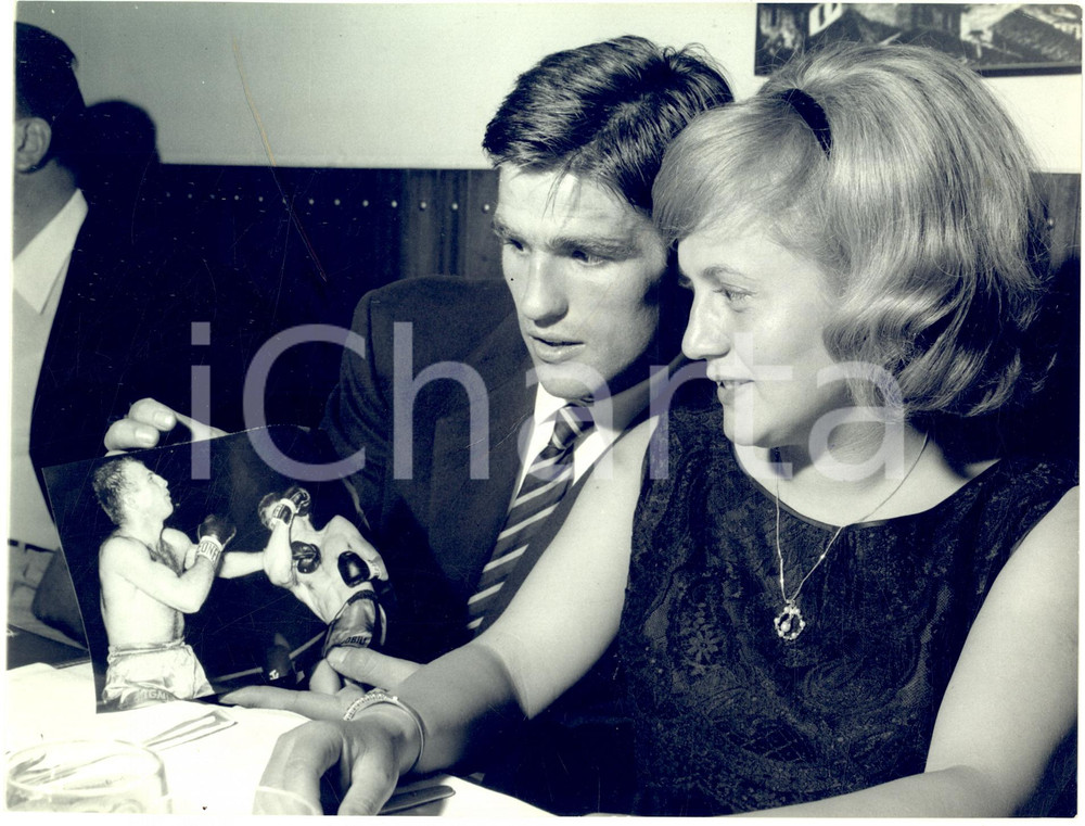 1965 BOXE MILANO Nino BENVENUTI festeggia il titolo mondiale *Foto DANNEGGIATA