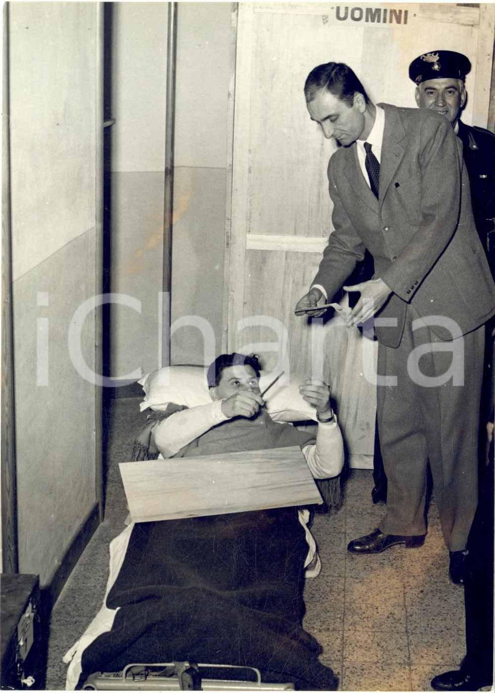 1953 MILANO Elezioni politiche - Un infermo alle urne - Fotografia 13x18 cm