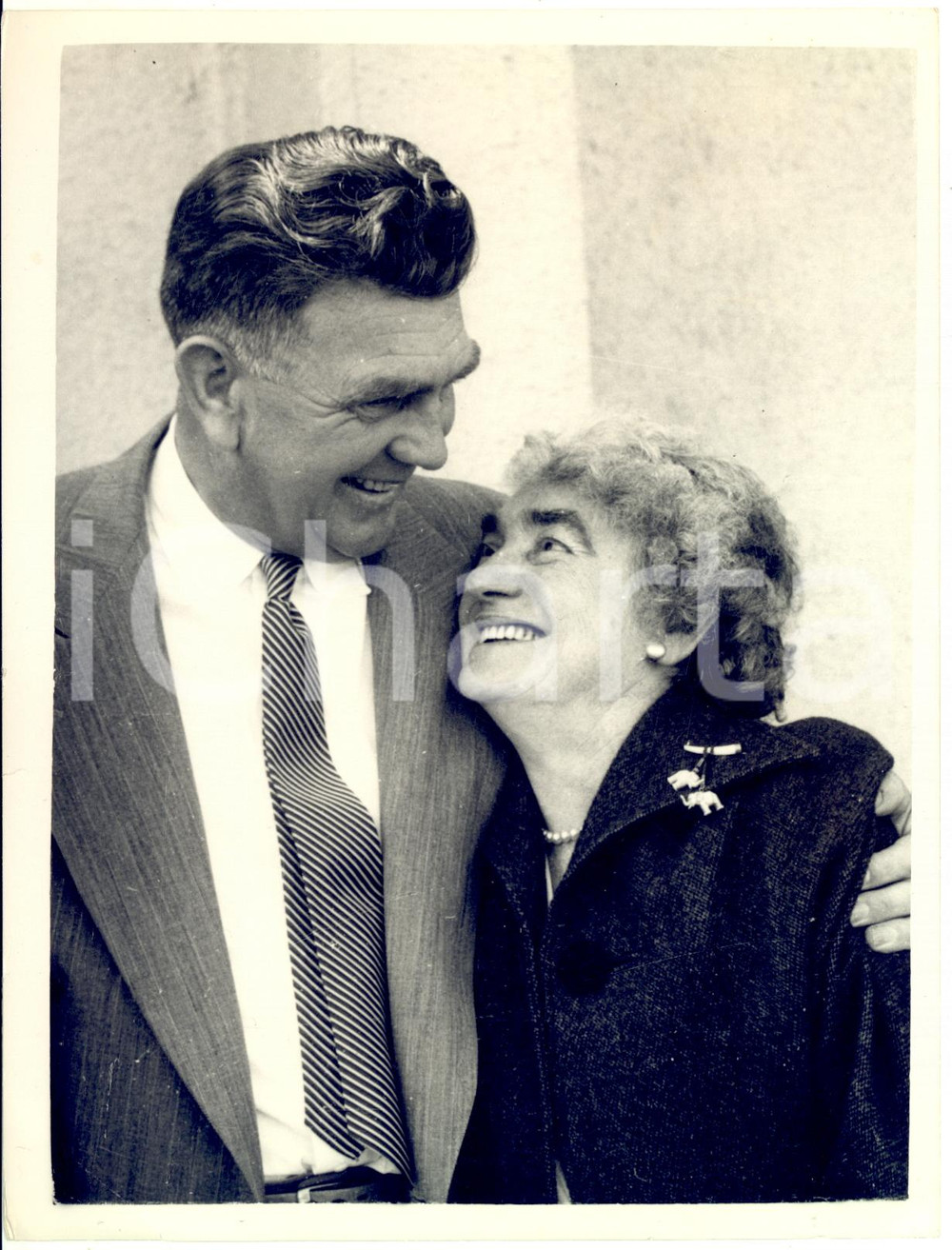 1953 LONDON Selina BROOME see her son after three eye operations *Photo