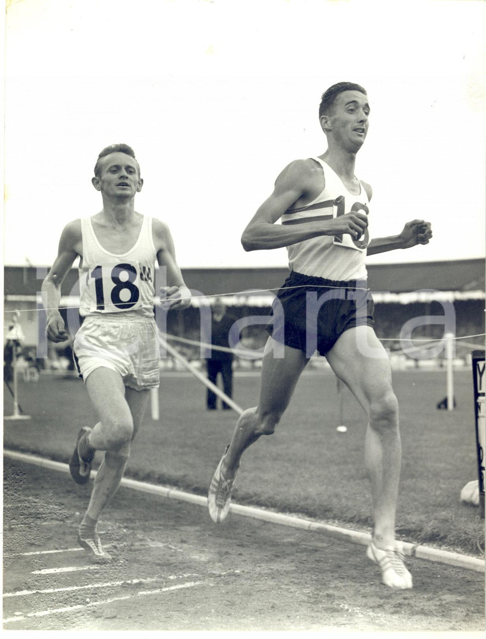 1960 LONDON ATHLETICS Gordon PIRIE wins the 3000 m event at the British Games