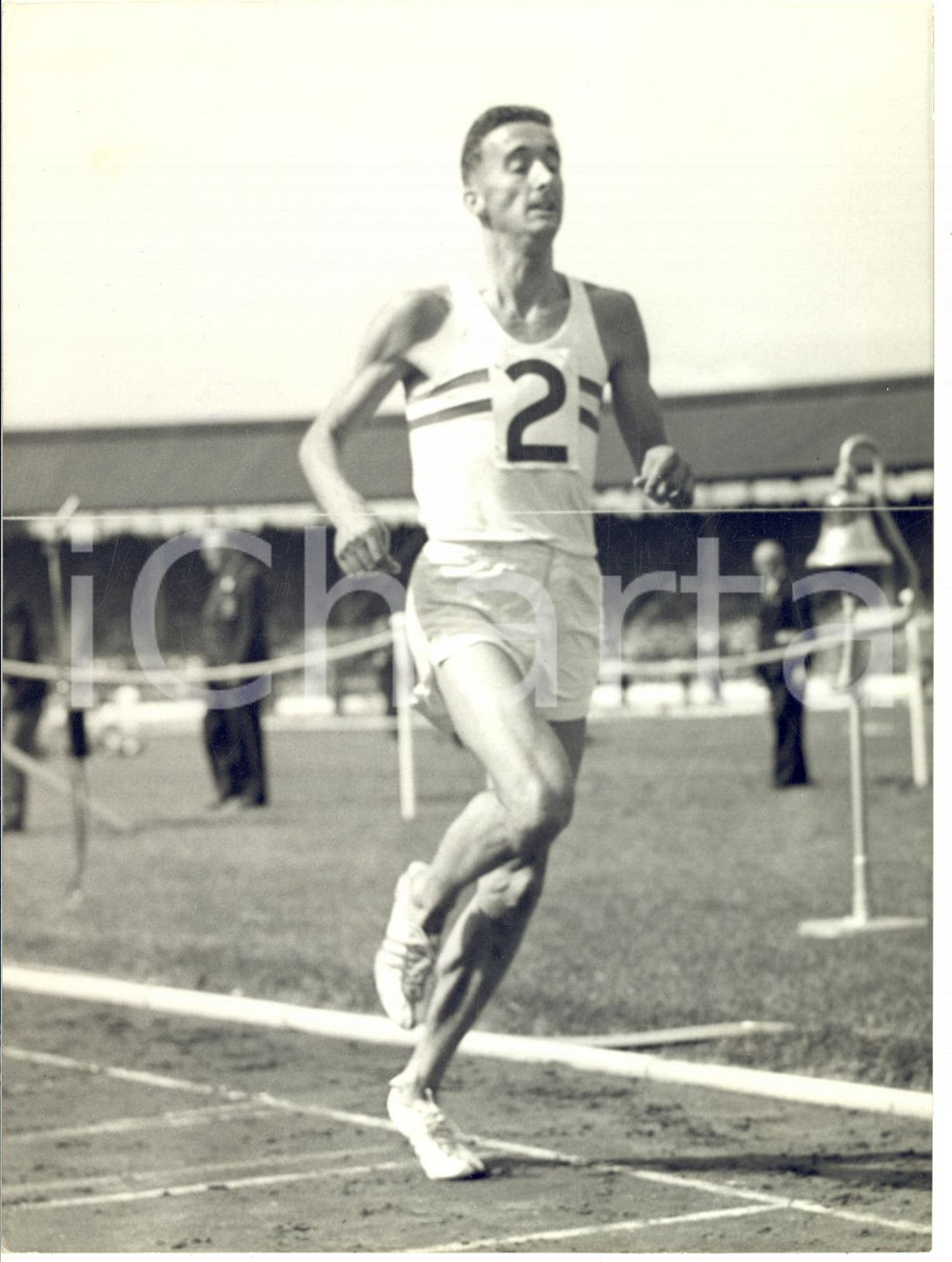 1960 LONDON ATHLETICS Gordon PIRIE wins the 5000 metres in new match record time