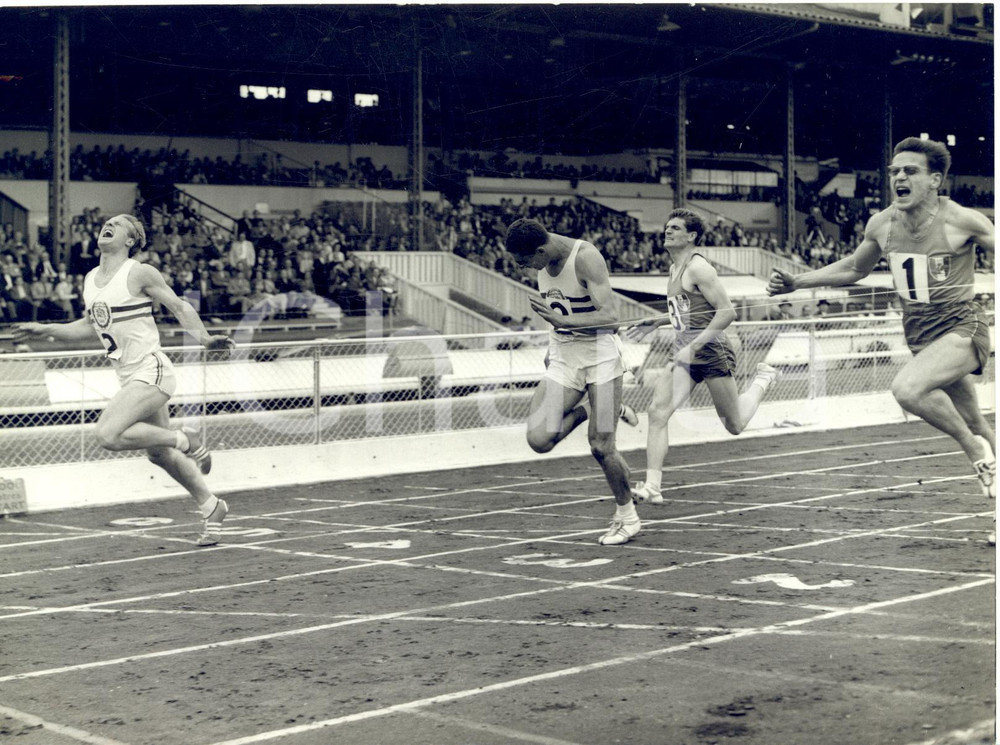 1960 LONDON ATHLETICS David JONES beats David SEGAL in the 200 metres *Photo