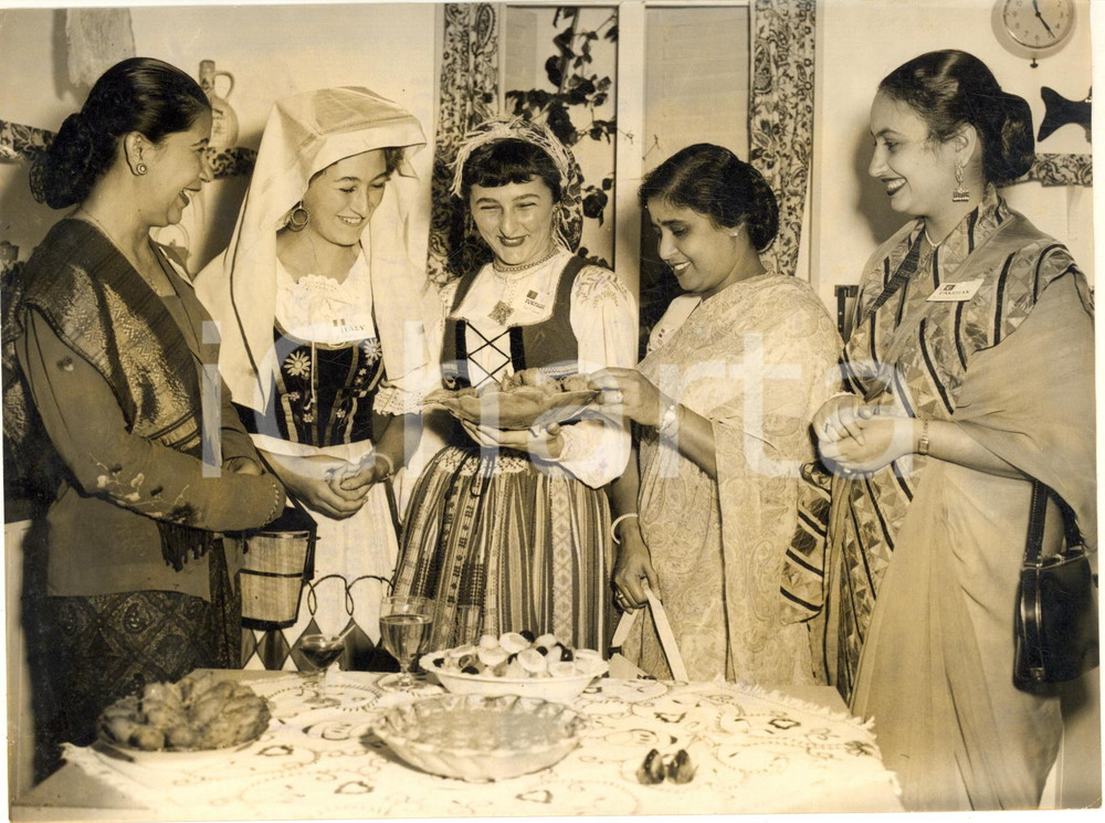 1954 LONDON Women cooks ready for International Kitchen at Gas Council *Photo