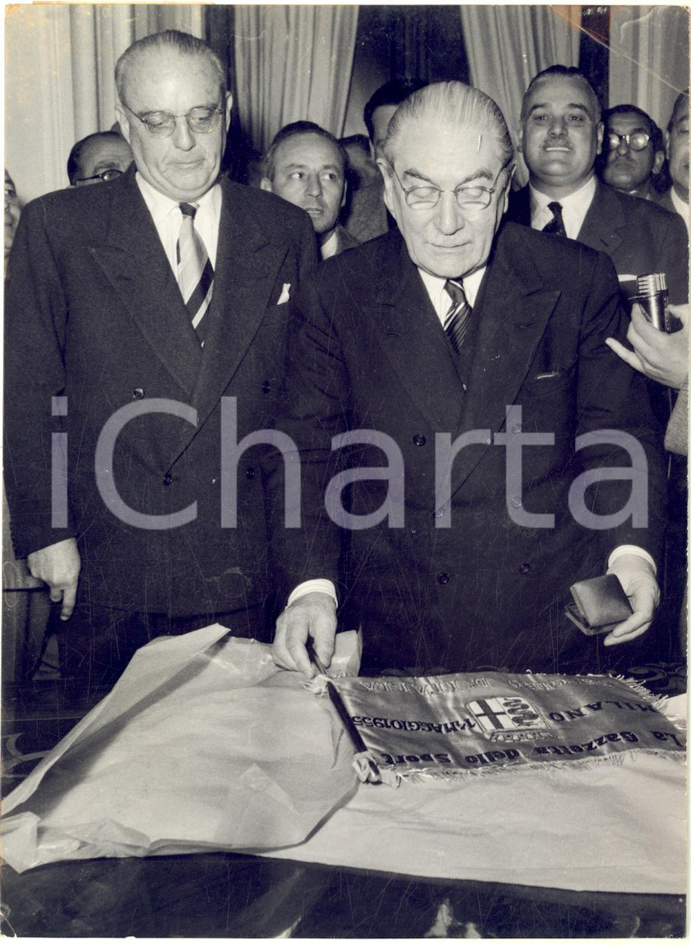 1954 MILANO Giuseppe AMBROSINI dona a Virgilio FERRARI bandiera GIRO D'ITALIA