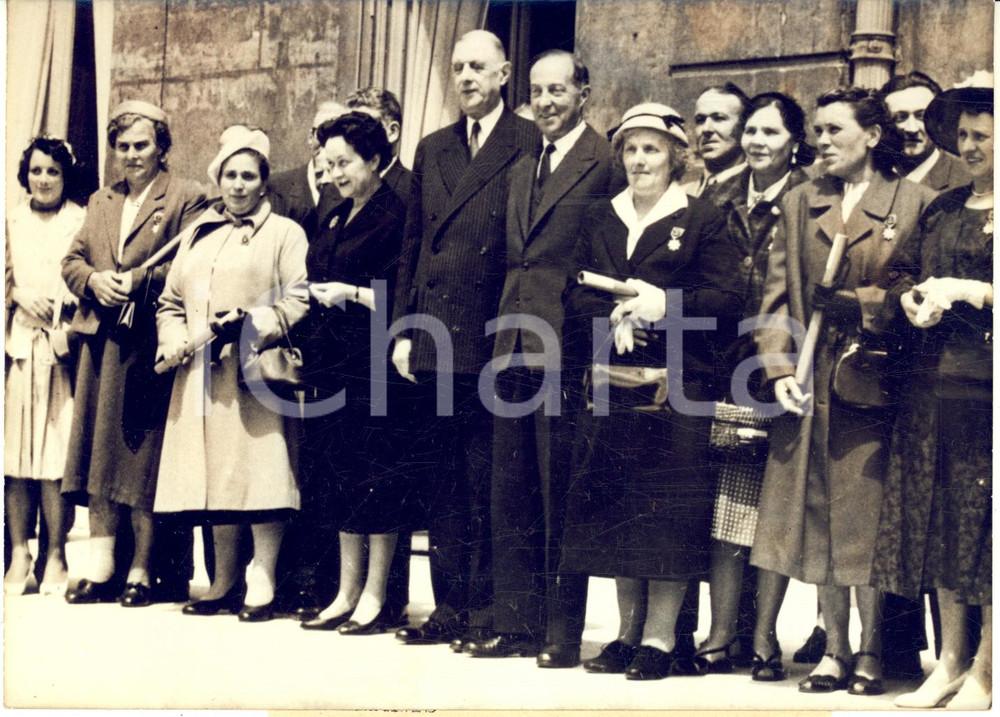 1959 PARIS Fête des Mères - Général DE GAULLE reçoit délégation de mères  *Photo