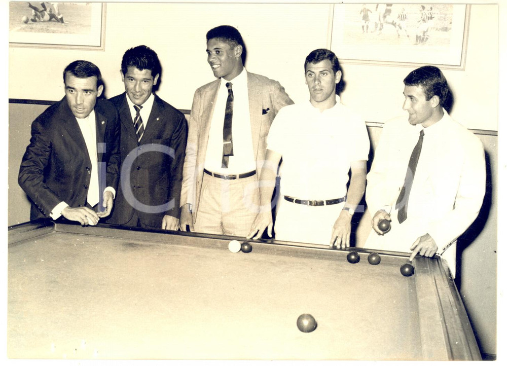 1963 TORINO CALCIO Raduno JUVENTUS - Gli attaccanti al tavolo da biliardo *Foto