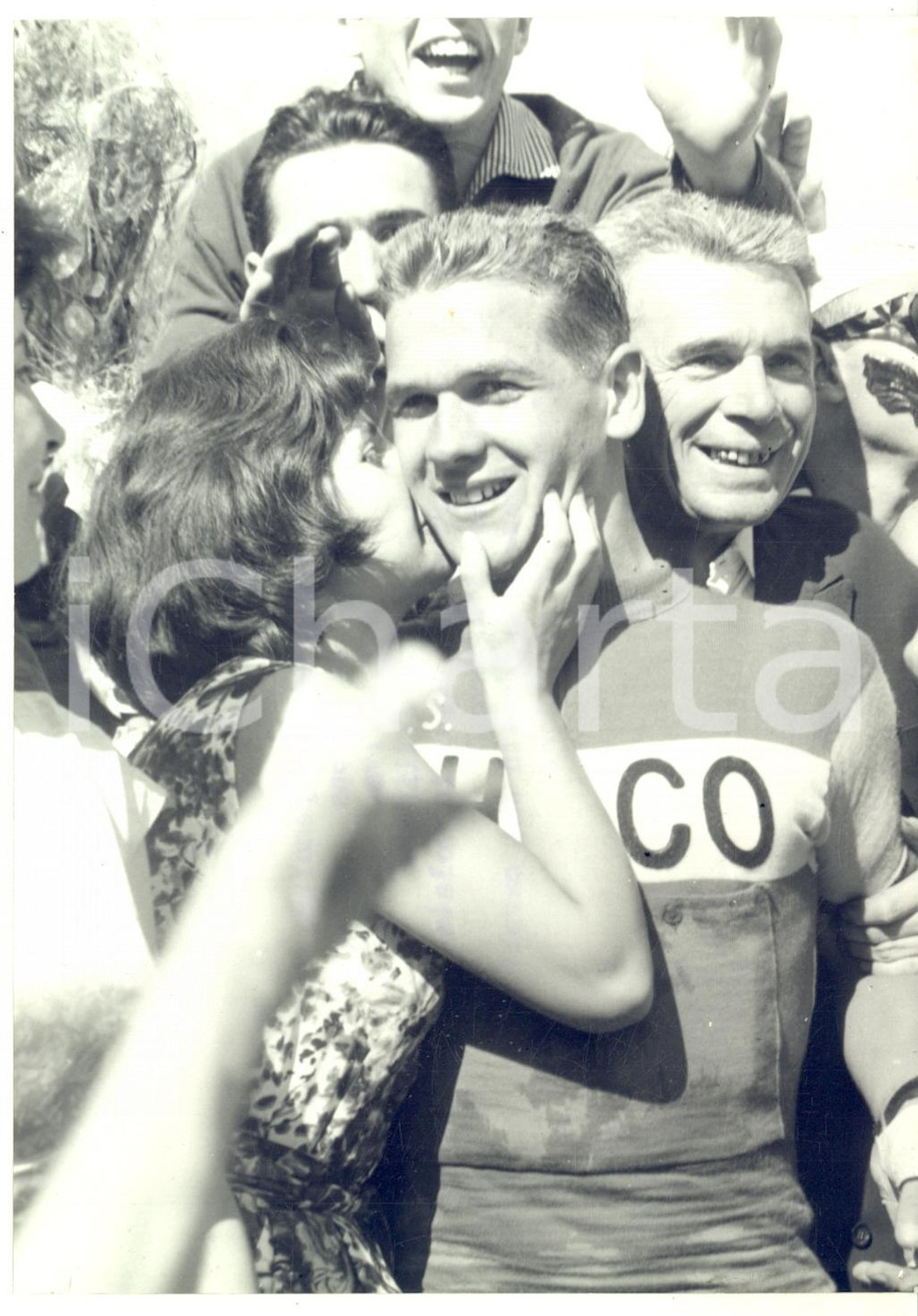 1960 CICLISMO Giro dell'Appennino - Vincitore Emile DAEMS festeggiato all'arrivo