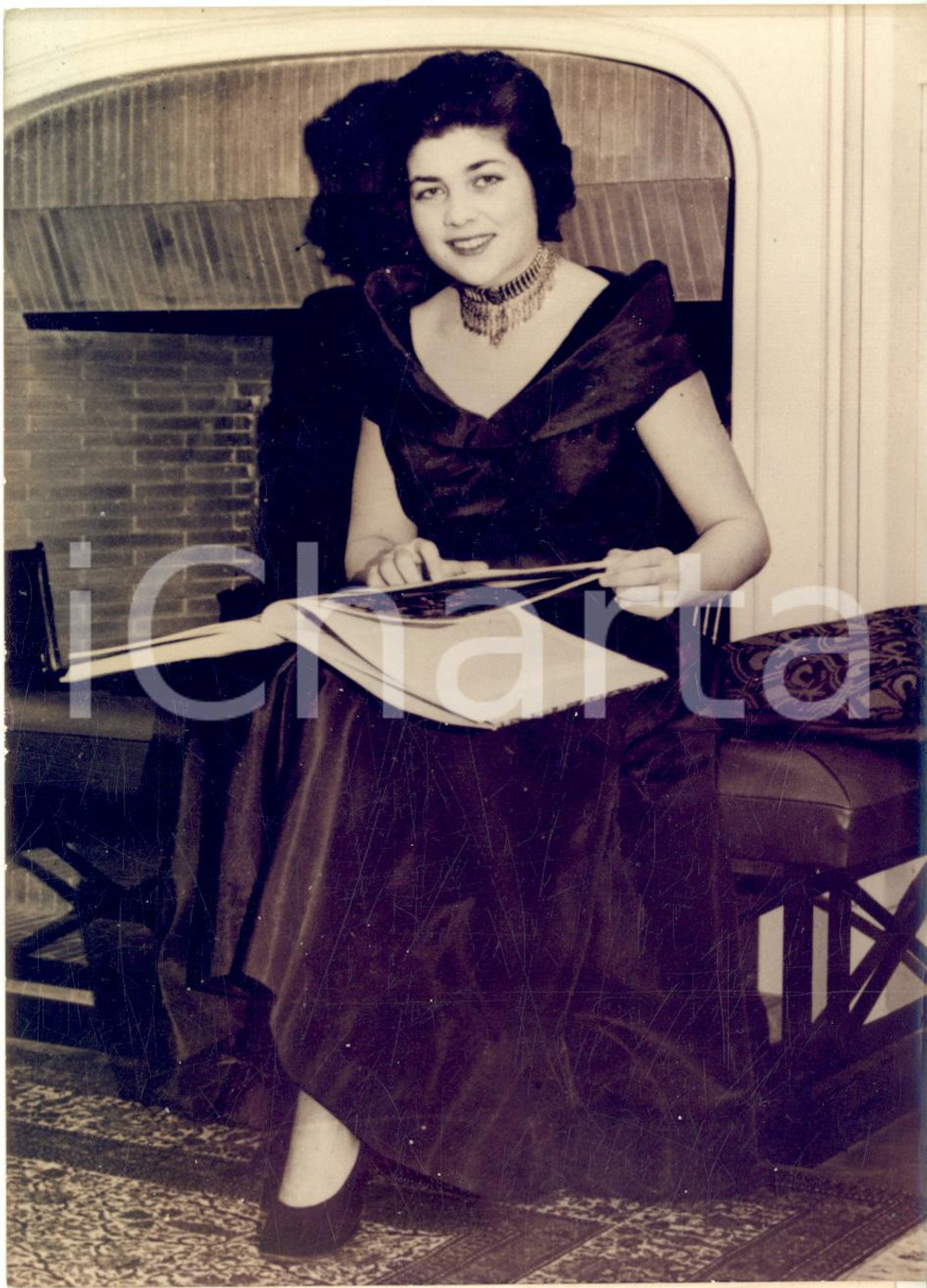 1956 PARIS La princesse Hélène de France parmi les femmes les plus élégantes