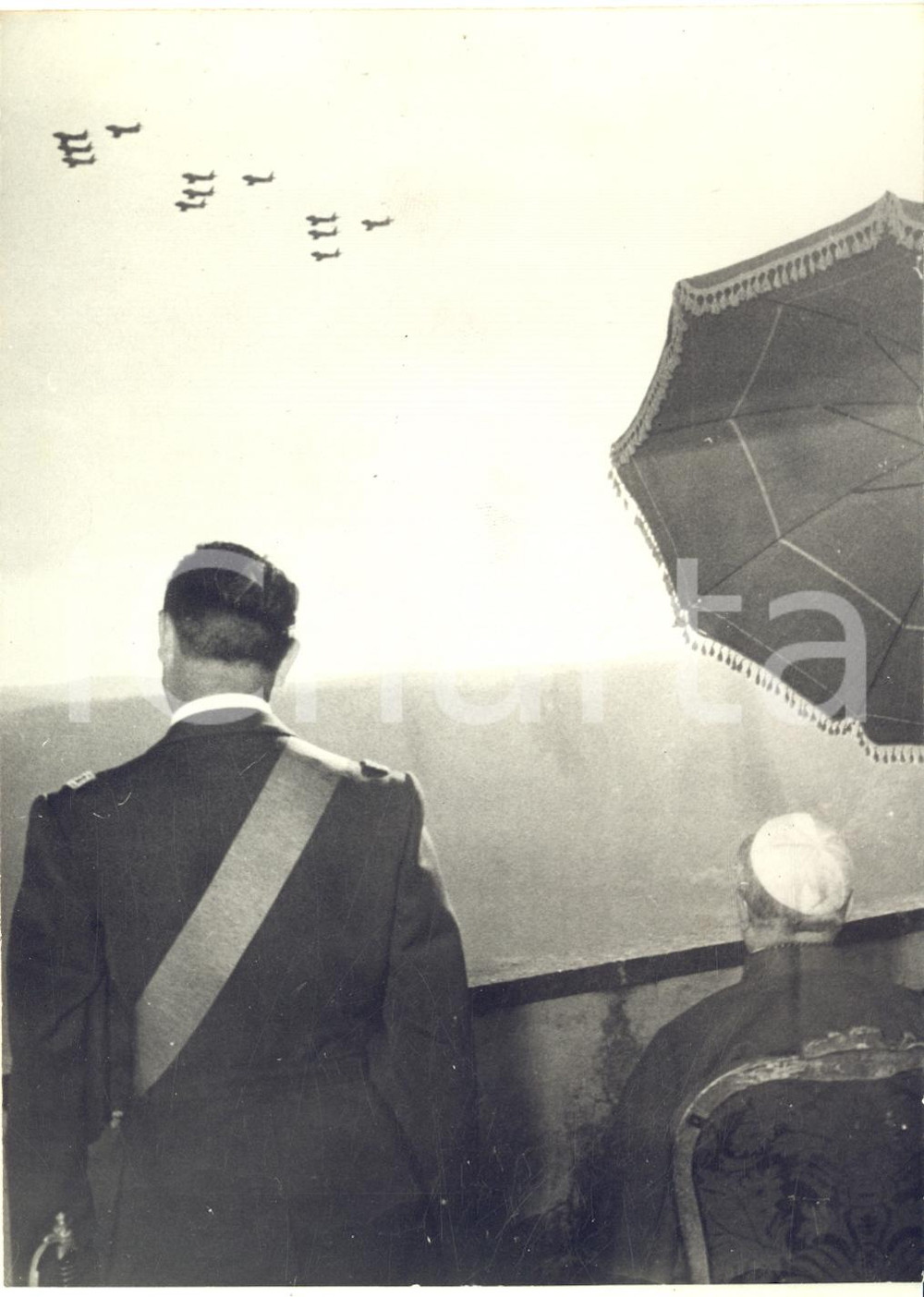 1957 CASTEL GANDOLFO Papa Pio XII osserva esibizione di F 86 Aeronautica Italiana