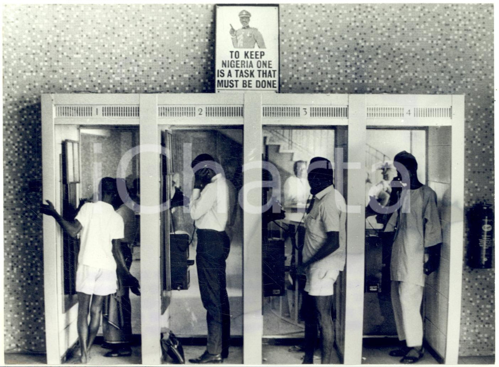 1976 LAGOS (NIGERIA) Cabine telefoniche affollate dopo il fallito golpe *Foto