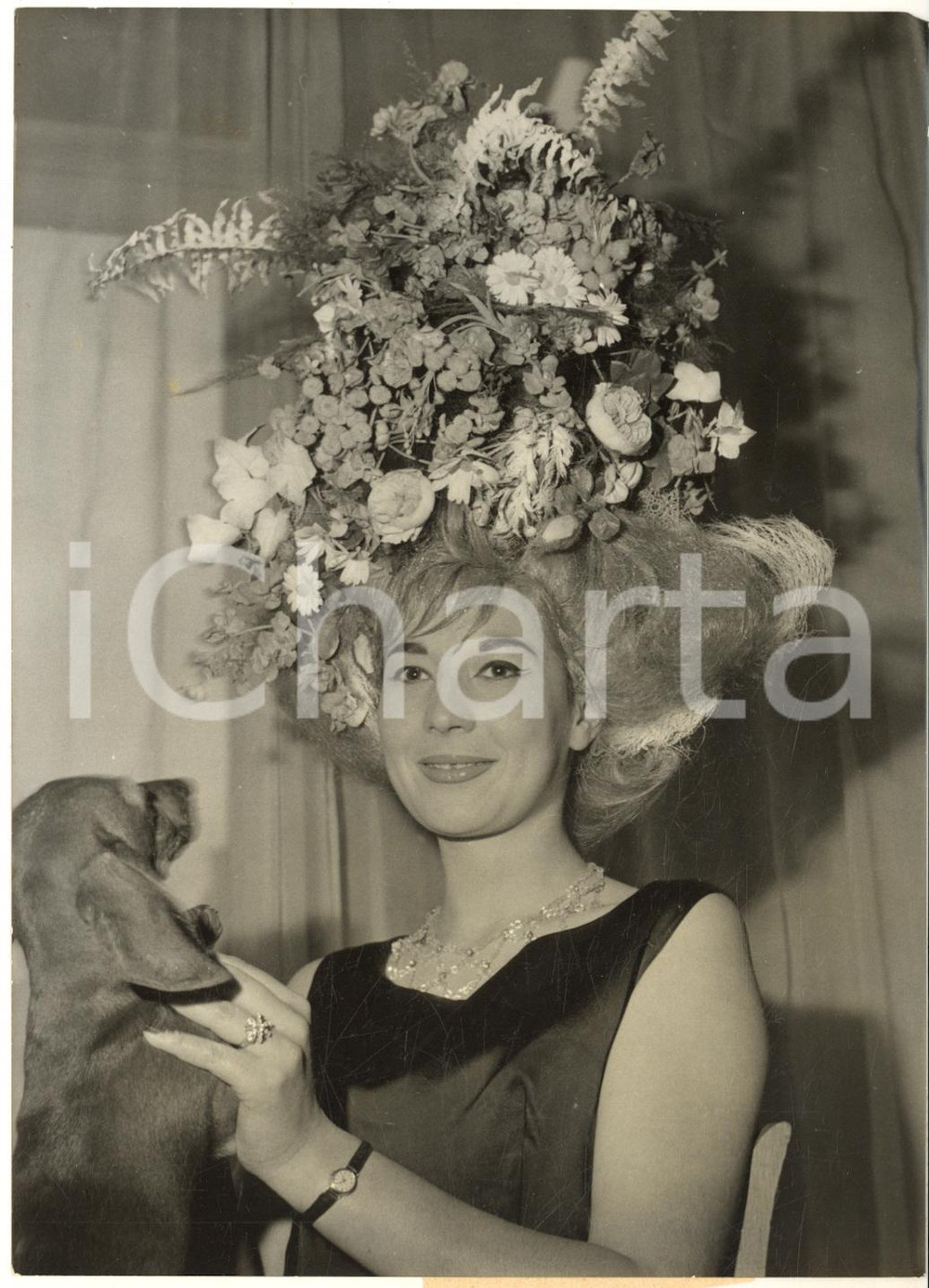 1961 PARIS Coiffure de catherinette par VILLAMOR inspirée par Rosalie Dubois