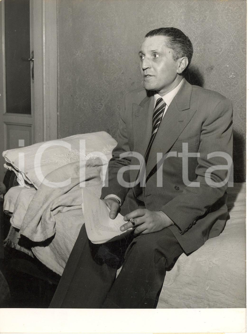 1955 MILANO Via Castel Morrone - Maestro Bruno BONORA nella sua abitazione *Foto