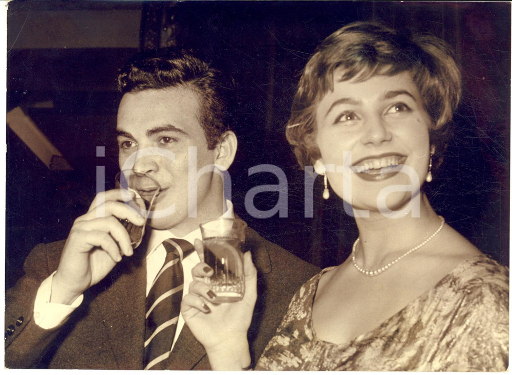 1957 ROMA Maurizio ARENA a una festa per il parrucchiere ANTOINE e Miss Francia